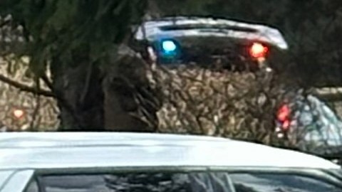 Una mujer reúne a sus hijos mientras las fuerzas del orden responden a una llamada en la sinagoga Temple Israel el jueves 12 de marzo de 2026, en el municipio de West Bloomfield, Michigan.