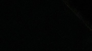 Una imagen del héroe revolucionario cubano Ernesto "Che" Guevara aparece junto a un televisor que muestra un discurso del presidente cubano Miguel Díaz-Canel, dentro de una tienda de souvenirs en La Habana, Cuba, el viernes 13 de marzo de 2026.