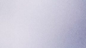 Fernando Tatis Jr., de República Dominicana, sonríe en primera base junto al entrenador Julio Borbón, tras recibir una base por bolas con las bases llenas que permitió a Manny Machado anotar,