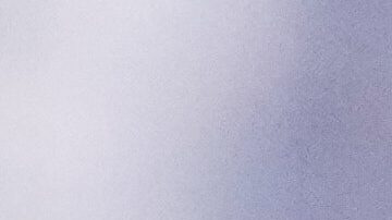 Fernando Tatis Jr., de República Dominicana, sonríe en primera base junto al entrenador Julio Borbón, tras recibir una base por bolas con las bases llenas que permitió a Manny Machado anotar,