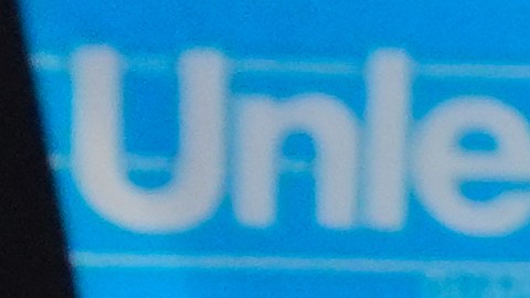Una pegatina con la imagen del presidente Donald Trump, colocada en un surtidor de gasolina, se encuentra entre las opciones de compra que reflejan los precios actuales en una gasolinera de Plano, Texas, el viernes 13 de marzo de 2026.
