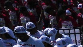 Varias personas practican habilidades futbolísticas en un intento por establecer un récord mundial Guinness para la "clase de fútbol más grande" en el Zócalo de la Ciudad de México, el domingo 15 de marzo de 2026.