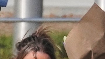 Leqaa Kordia celebra al ser liberada por ICE en Texas.