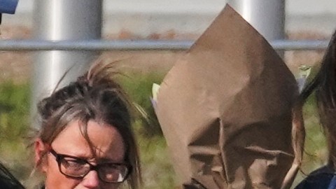 Leqaa Kordia celebra al ser liberada por ICE en Texas.