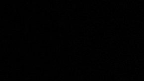 Varias personas caminan por una calle durante un apagón en La Habana.