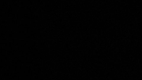 Varias personas caminan por una calle durante un apagón en La Habana.