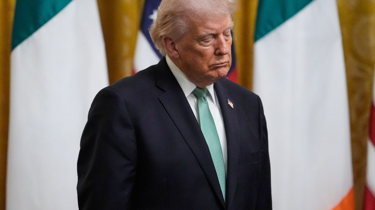 Cómo el plan de Trump para asegurar las urnas podría costarle la elección