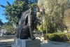 Una estatua del líder sindical de trabajadores agrícolas César Chávez se alza en una plaza que lleva su nombre en Sacramento, California, el miércoles 18 de marzo de 2026.