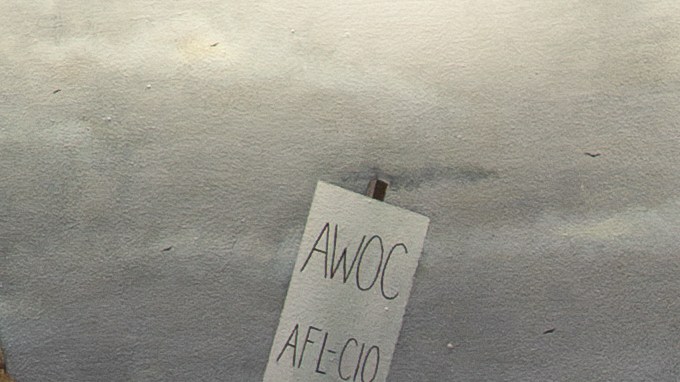 Un trabajador cubre un mural de Emigdio Vásquez que representa a César Chávez, en el Santa Ana College en Santa Ana, California, el jueves 19 de marzo de 2026.