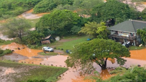 Varios de los rescatados fueron evacuados "directamente desde los tejados", dijo el gobernador de Hawaii.