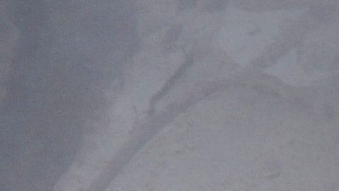 Los bomberos trabajan para extinguir el incendio en el lugar alcanzado por un misil iraní en Dimona, al sur de Israel.