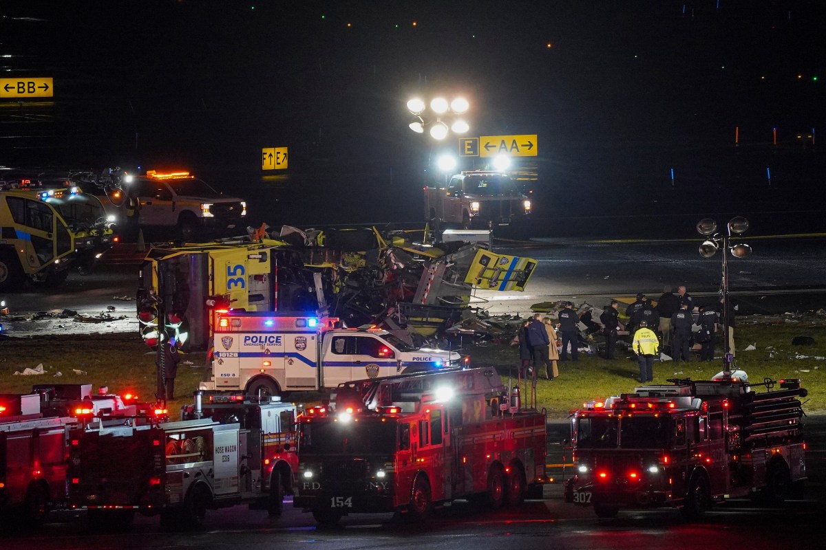Aeropuerto LaGuardia permanece cerrado tras colisión que dejó dos pilotos muertos
