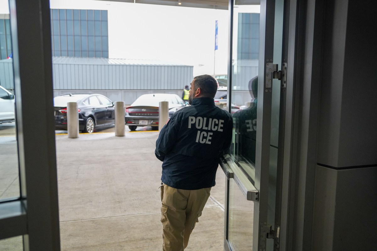 Tom Homan confirma que agentes de ICE están desplegados en 14 aeropuertos del país