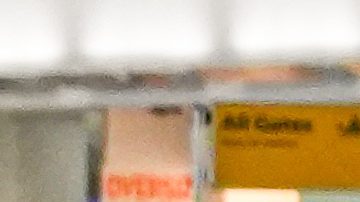 Personas hacen largas filas de seguridad en el Aeropuerto Internacional John F. Kennedy.