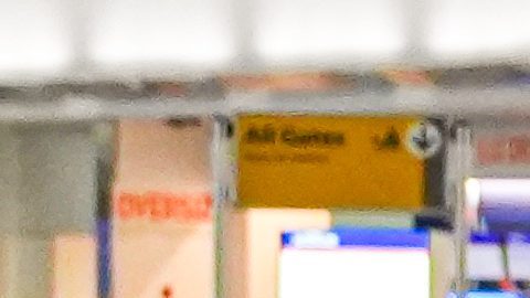 Personas hacen largas filas de seguridad en el Aeropuerto Internacional John F. Kennedy.