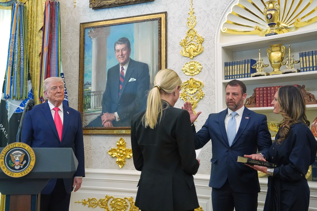 Nuevo secretario del DHS: Mullin jura el cargo tras su confirmación en el Senado