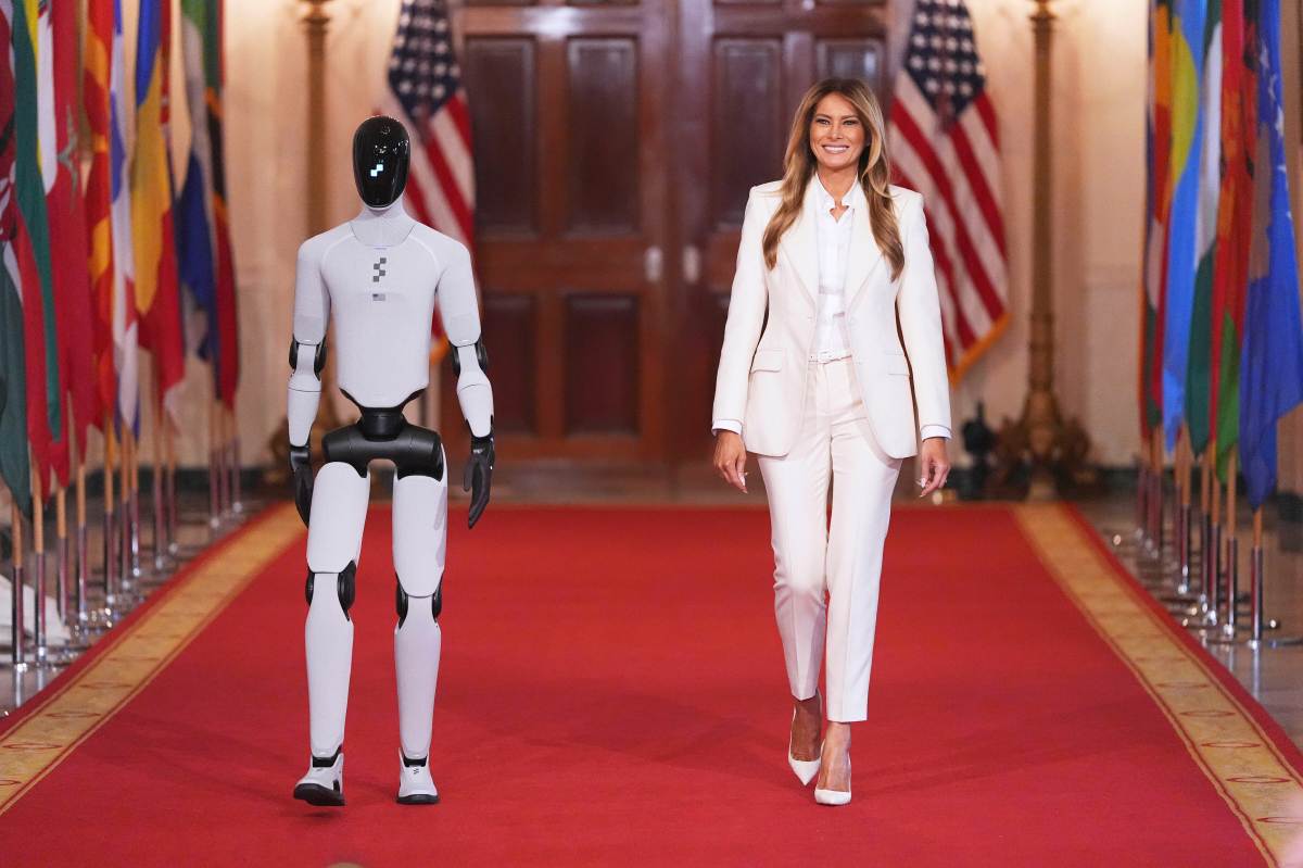 Robot humanoide acompaña a Melania Trump durante cumbre sobre IA en la Casa Blanca