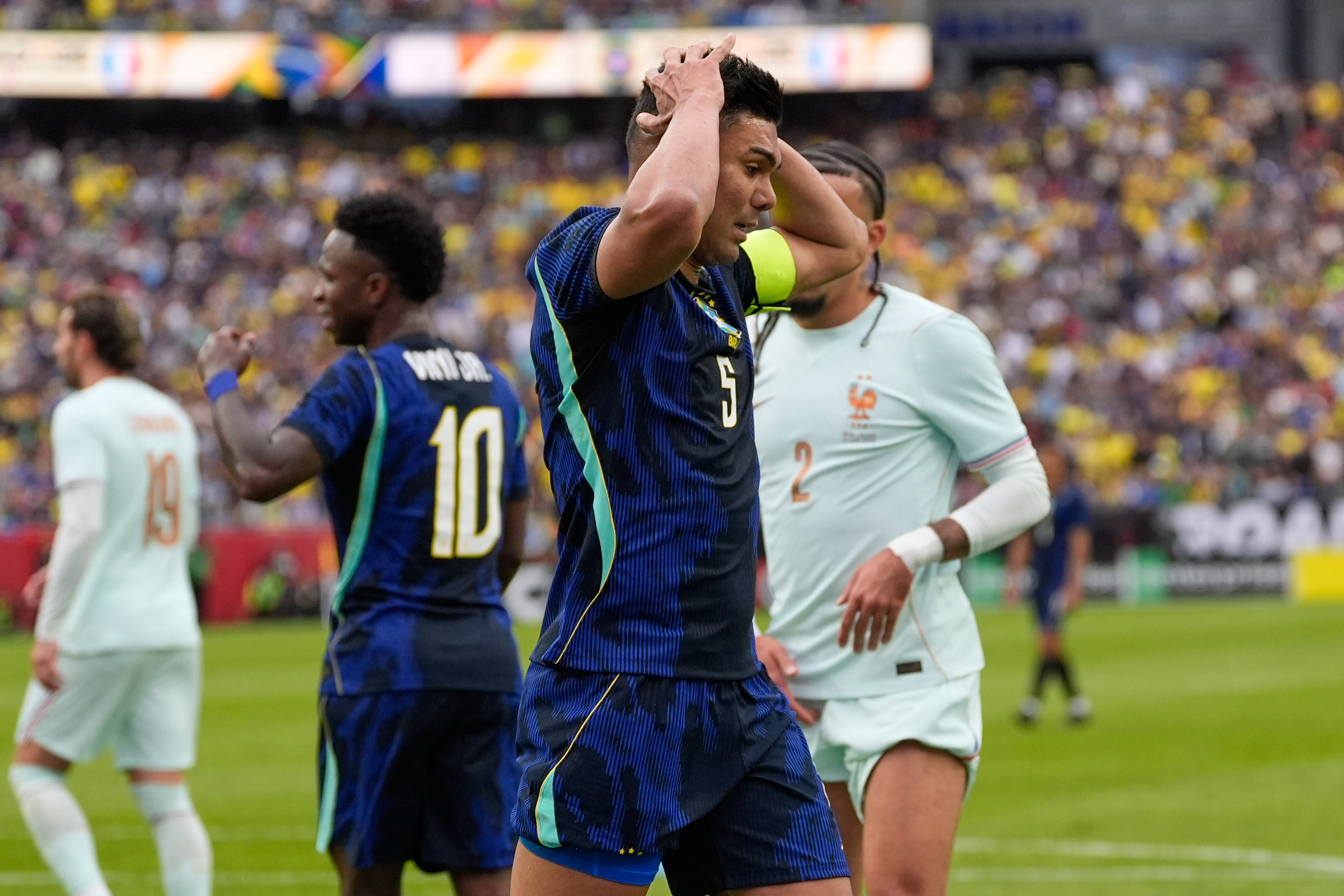Francia derrota a Brasil con uno menos y gol de Mbappé