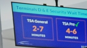 La administración Trump envió agentes de ICE a los aeropuertos.