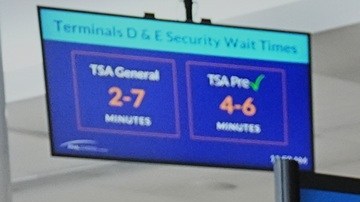 La administración Trump envió agentes de ICE a los aeropuertos.