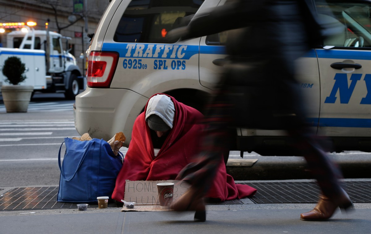 Alcaldía de NY reubica a 250 hombres sin hogar tras cierre de albergue en Midtown
