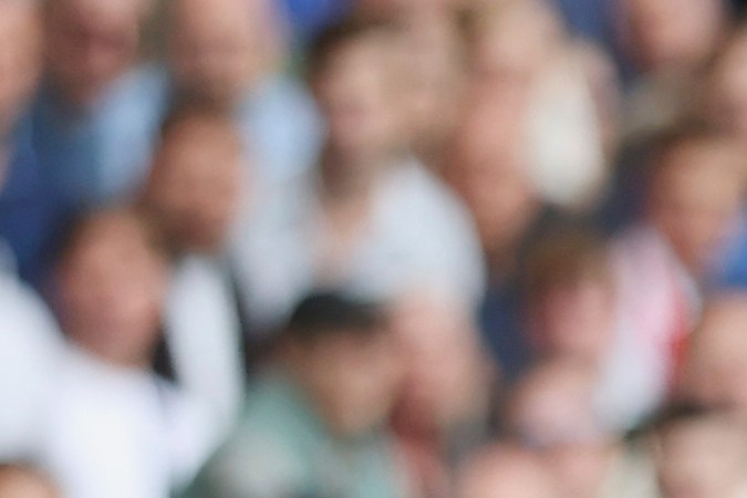 Adama Traoré (izquierda), disputa el balón con Marc Cucurella, durante el partido de la Premier League inglesa entre el Chelsea y el Fulham en el estadio Stamford Bridge de Londres, el sábado 30 de agosto de 2025.