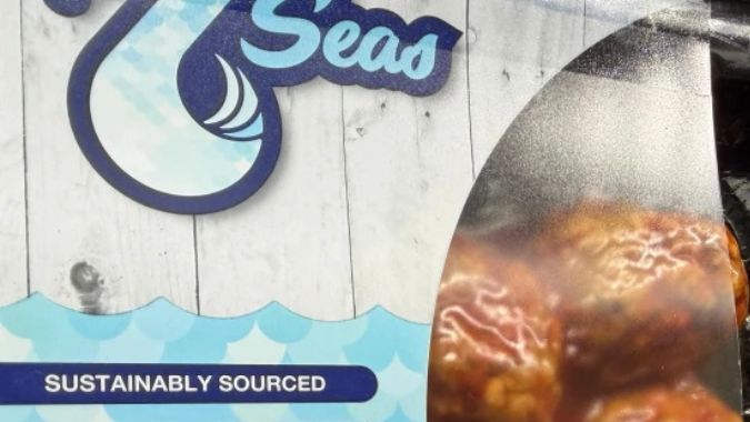 Albóndigas de atún en envase transparente.