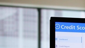 Alcanzar un buen puntaje crediticio incluye factores como el nivel de utilización, la antigüedad del historial y la frecuencia de solicitudes.