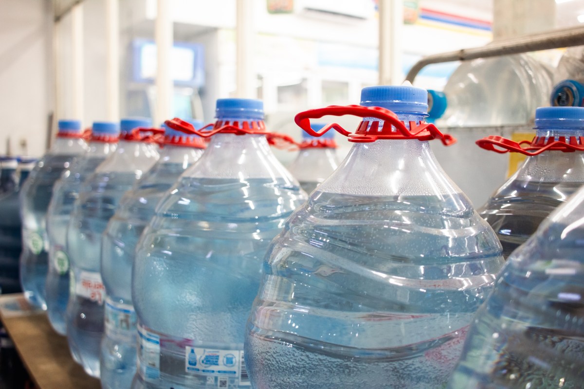 FDA eleva riesgo por retiro de más de 650,000 botellas de agua embotellada Valley Springs