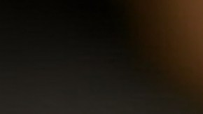 Primer plano de trozos de carne seca condimentada (beef jerky) en un tazón de madera, representando riesgos de alérgenos no declarados.