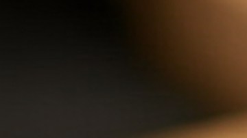 Primer plano de trozos de carne seca condimentada (beef jerky) en un tazón de madera, representando riesgos de alérgenos no declarados.