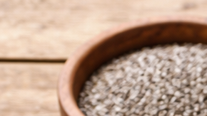 Alimentos ricos en magnesio como espinaca, frutos secos, semillas, legumbres y pescado sobre una mesa