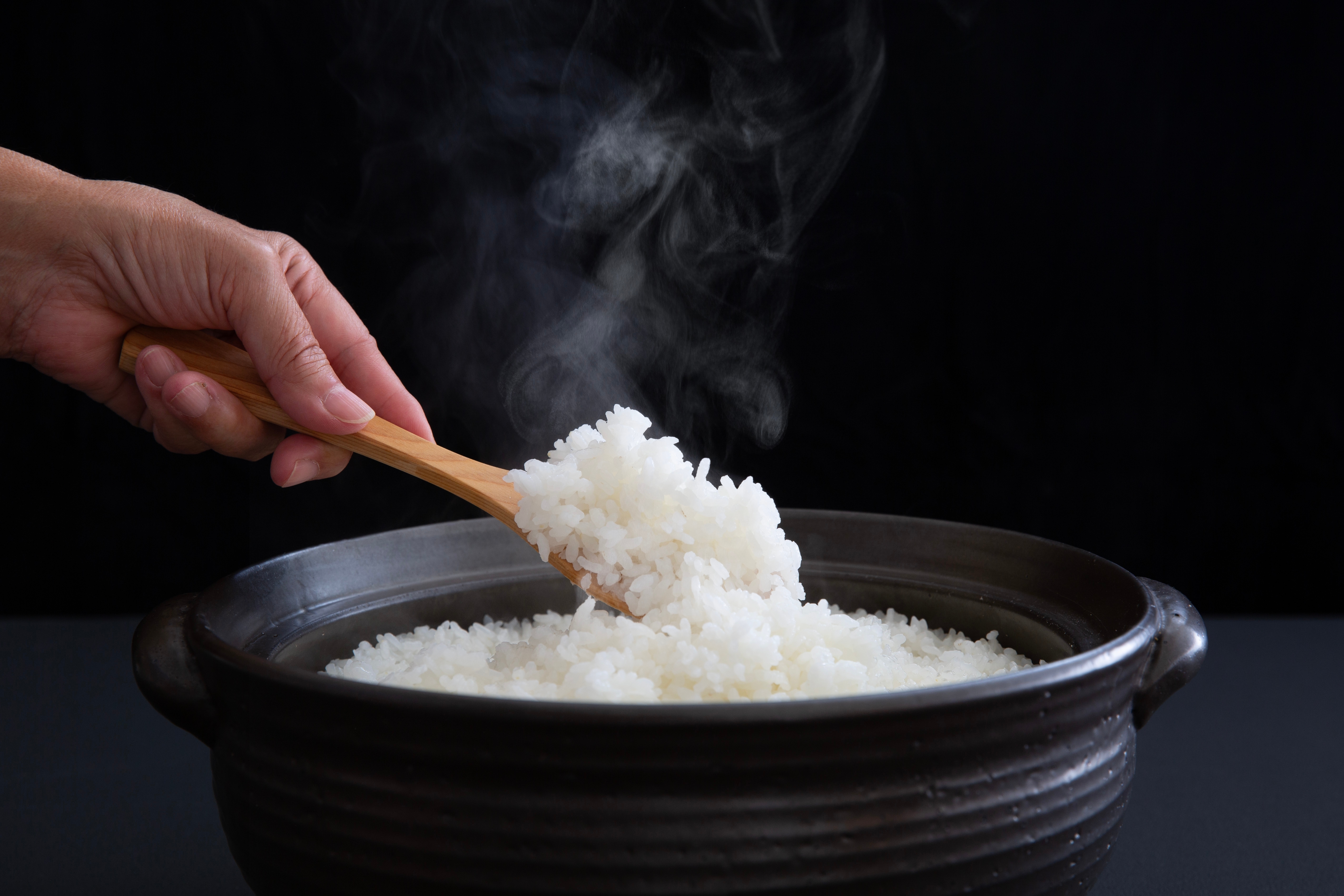Plato de arroz blanco suelto cocinado con técnica de chef estrella Michelin.