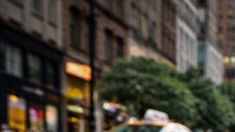 Bache profundo en una calle de Nueva York junto a un automóvil con una llanta dañada