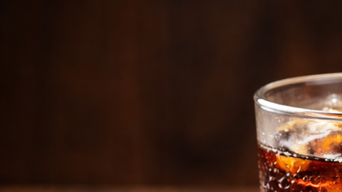 Refrescos azucarados y comida procesada asociados con mayor riesgo de piedras en el riñón