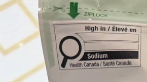 Palitos de calamar frito de la marca Balance Grow con sabor similar a snacks comerciales.