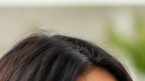 Médica muestra una mamografía a mujeres latinas durante consulta por cáncer de mama en Estados Unidos