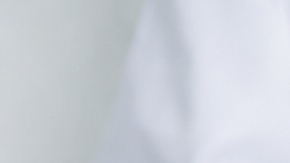 Médico sostiene modelo anatómico del páncreas señalando un tumor en consulta clínica