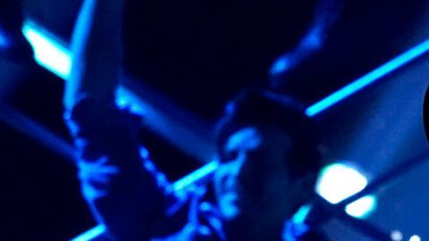 El artista aparece patinando sobre hielo en el videoclip de su reciente lanzamiento musical