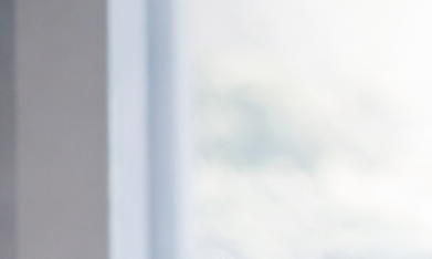 Paciente en consulta médica observando una radiografía de piernas durante evaluación para cirugía de alargamiento óseo