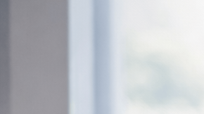 Paciente en consulta médica observando una radiografía de piernas durante evaluación para cirugía de alargamiento óseo