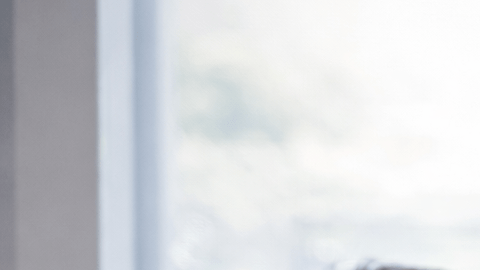 Paciente en consulta médica observando una radiografía de piernas durante evaluación para cirugía de alargamiento óseo