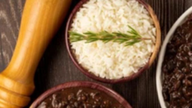 El clásico de la abuela tiene el sello de aprobación de Harvard. No es solo costumbre, es ciencia pura. El arroz con frijoles es el ejemplo perfecto de un "Dúo Dinámico Nutricional".