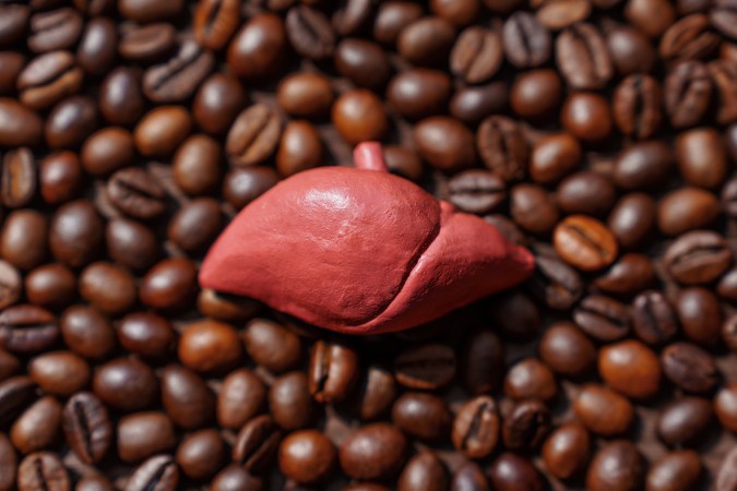 ómo tomar café correctamente para proteger tu salud hepática y prevenir la cirrosis.