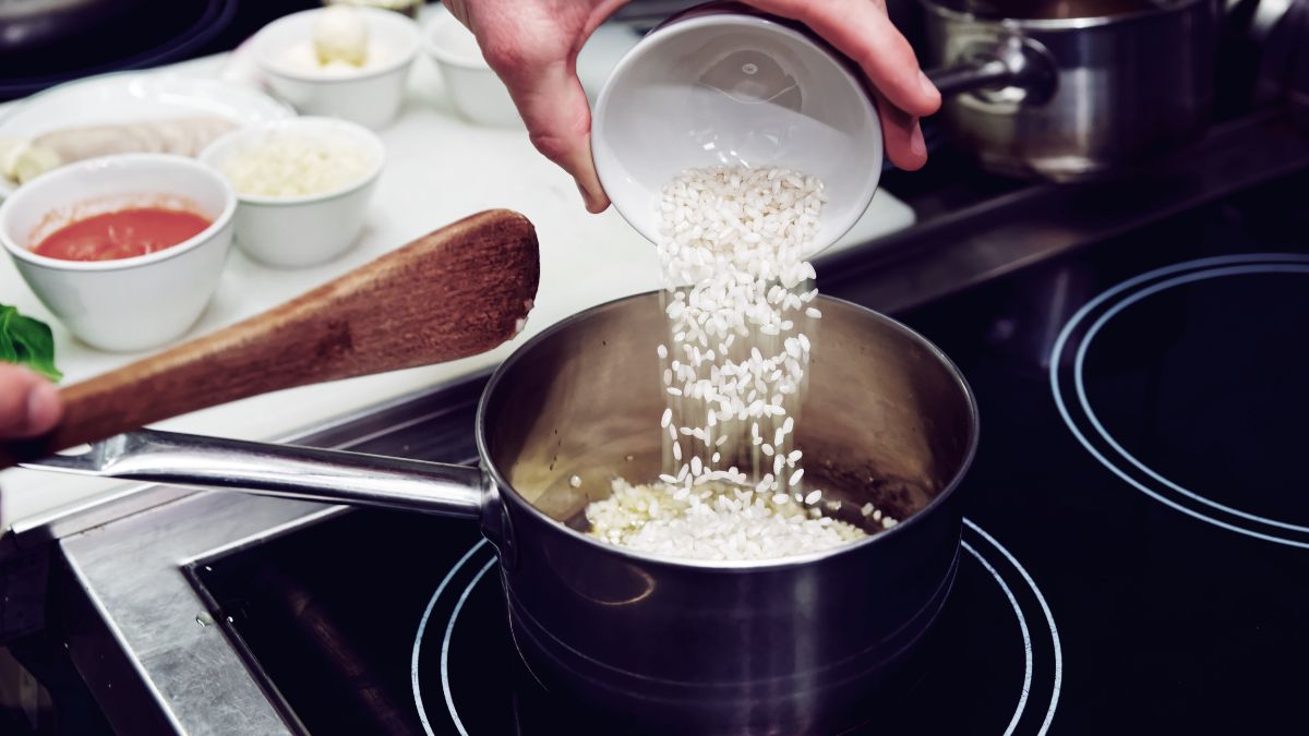 ¿Se te quemó el arroz? El truco de un chef para transformarlo en un plato gourmet