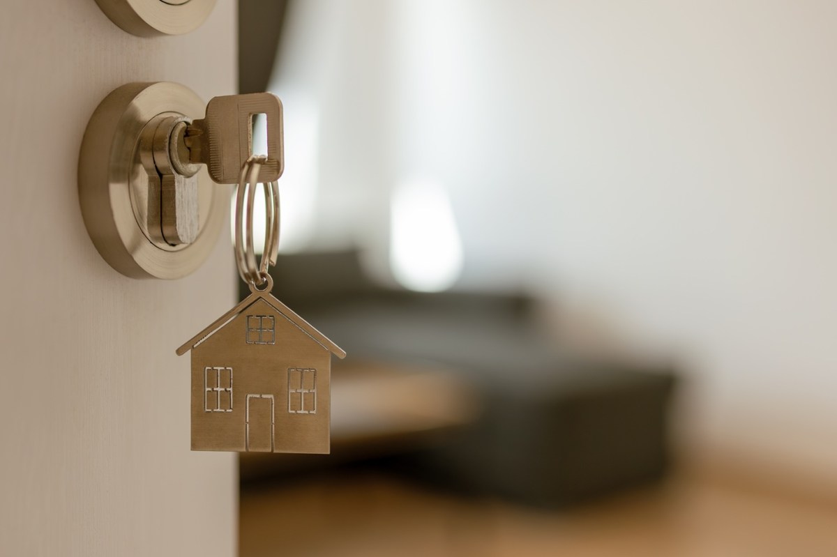 Comprar casa en 2026 exige miles de dólares más al año por tasas altas