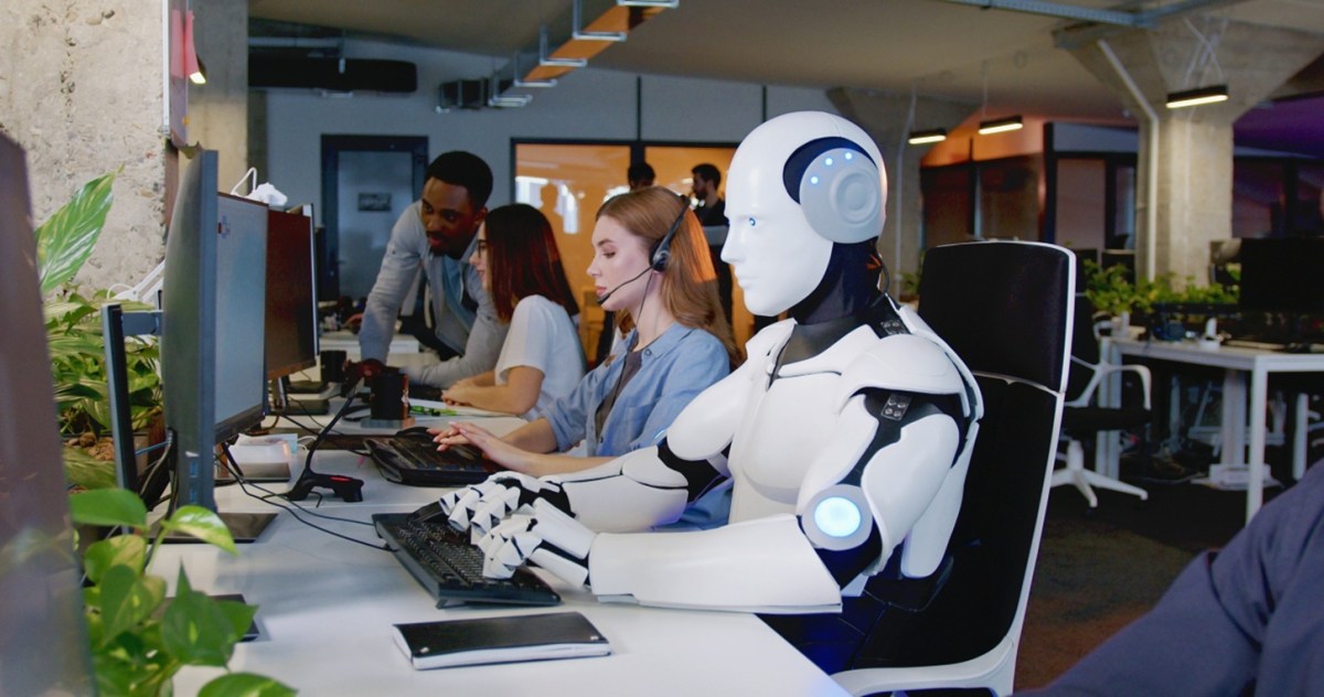 Los empleos que podrían desaparecer o pagar menos por la IA en 2026 en EE.UU.