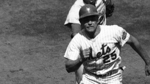 El jardinero central de los Mets de Nueva York, Larry Stahl (25).