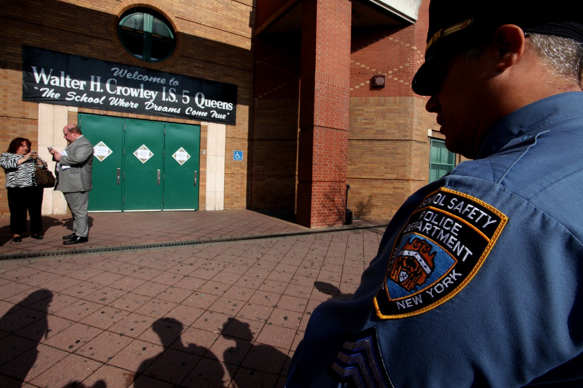Crisis en seguridad escolar: NYPD pierde agentes y crecen las filas para entrar a clases