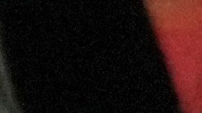 La presidenta interina de Venezuela, Delcy Rodríguez (derecha), habla junto al trofeo del Clásico Mundial de Béisbol.